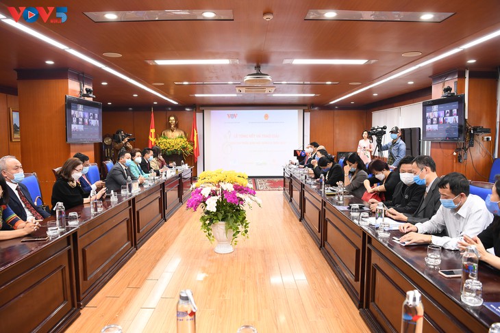 20 prizes presented to overseas Vietnamese singing folk songs on VOV